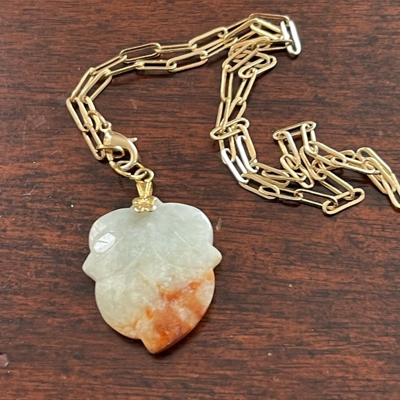 Natural untreated jadeite jade carved leaf pendant & gold tone paperclip chain - Picture 14 of 14